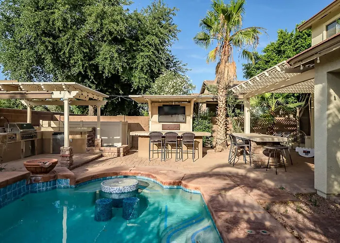 Spacious 5br W Pool For Getaway For Family Holiday home Gilbert